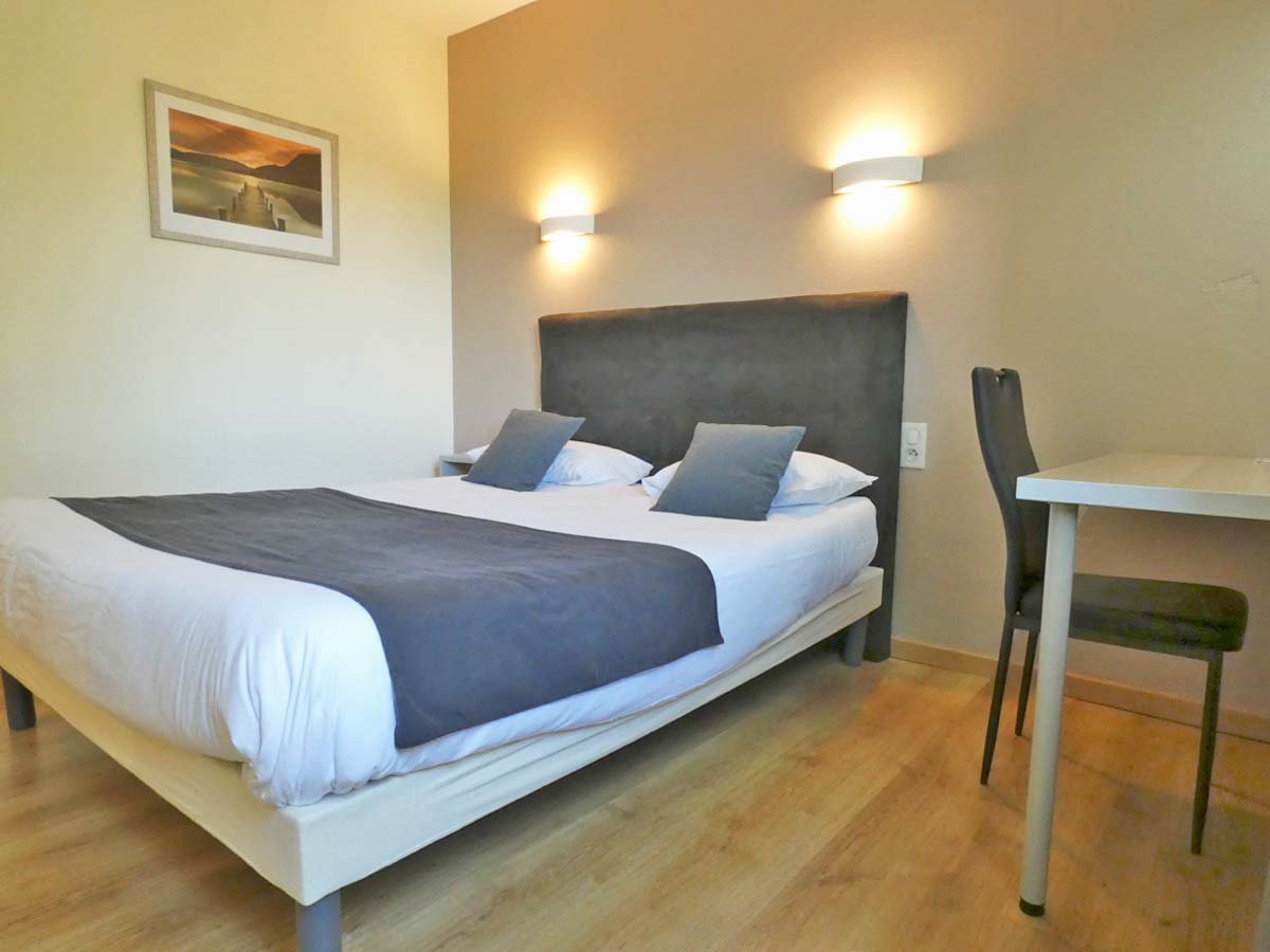 chambre-simple-hotel-clermont-lherault-le-sarac-6